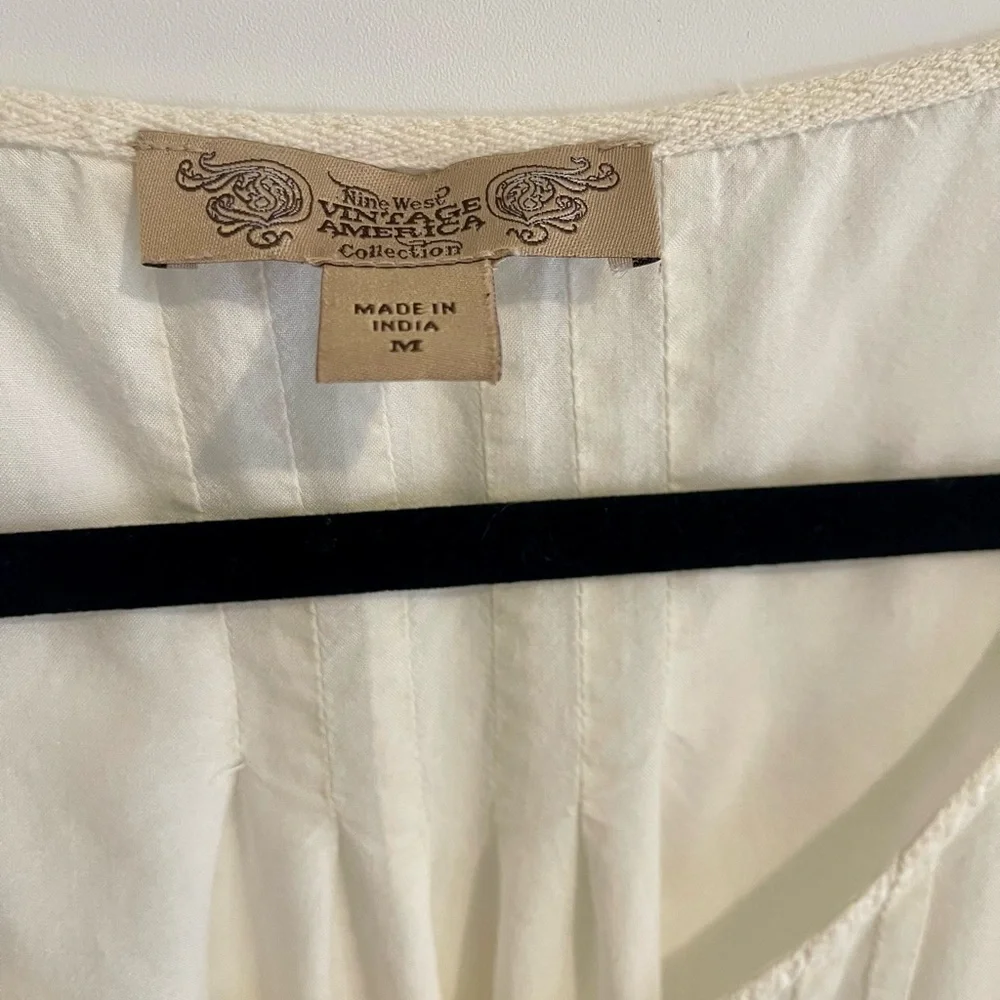 🍀 Elegant White Blouse with Lace Details 🍀 - Picture 10 of 11